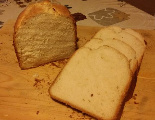 Pane al latte nella macchina del pane